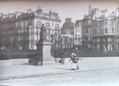 Statue of Queen Victoria c1900